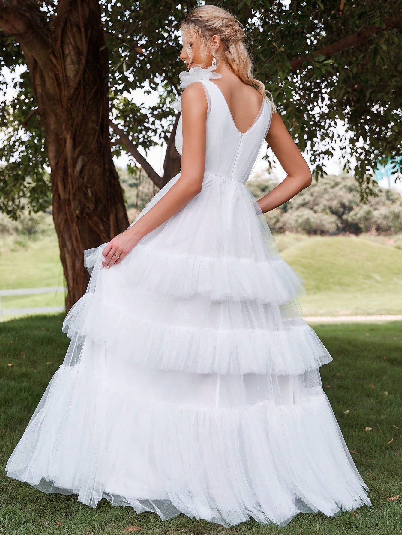 Plunging Neck Sleeveless Layer Ruffle Hem Mesh Wedding Dress